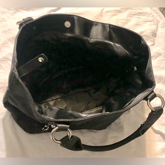 🦋BeBe large oversized black tote with round chained charm size 20x12 preowned - Picture 6 of 12